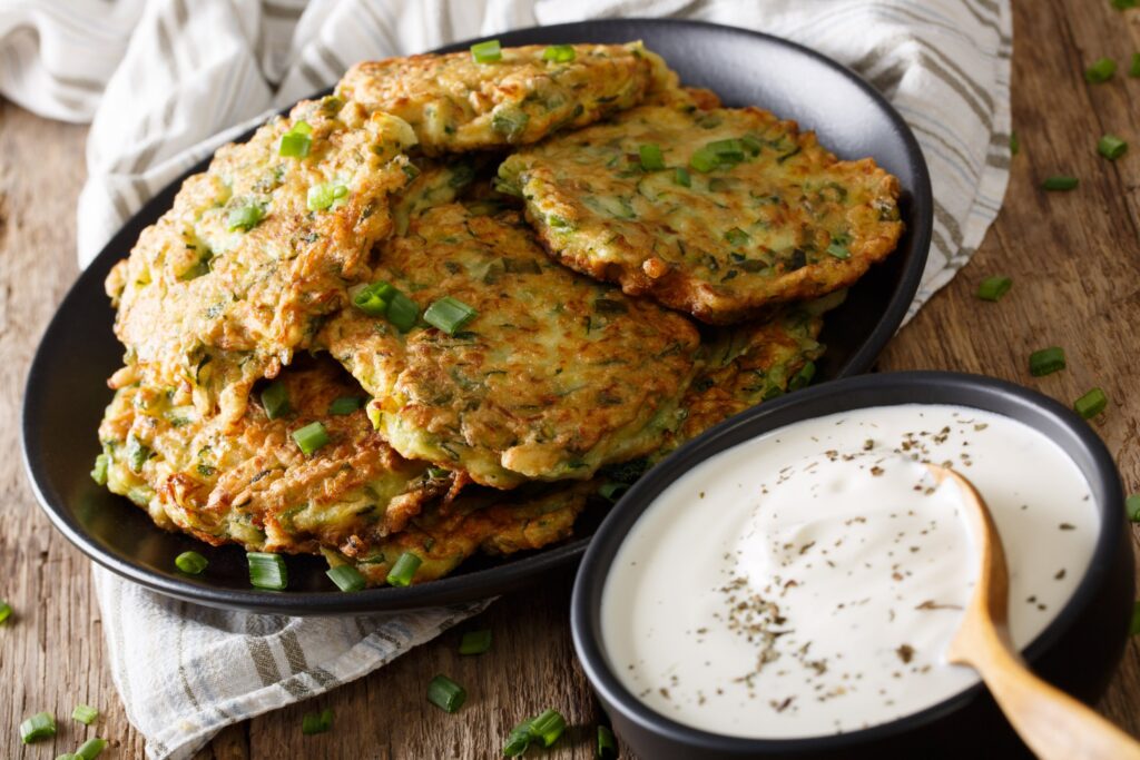 Κεφτεδάκια προβατίνας με κόκκινη σάλτσα και φέτα σε κυπριακή πίτα