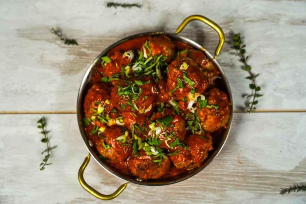 Κεφτεδάκια προβατίνας με κόκκινη σάλτσα και φέτα σε κυπριακή πίτα