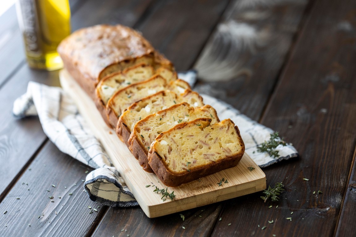 Αλμυρό κέικ με γιαούρτι, φέτα και αλλαντικά