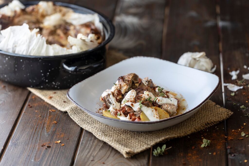 Χοιρινό γιαουρτλού στη λαδόκολλα με πατάτες