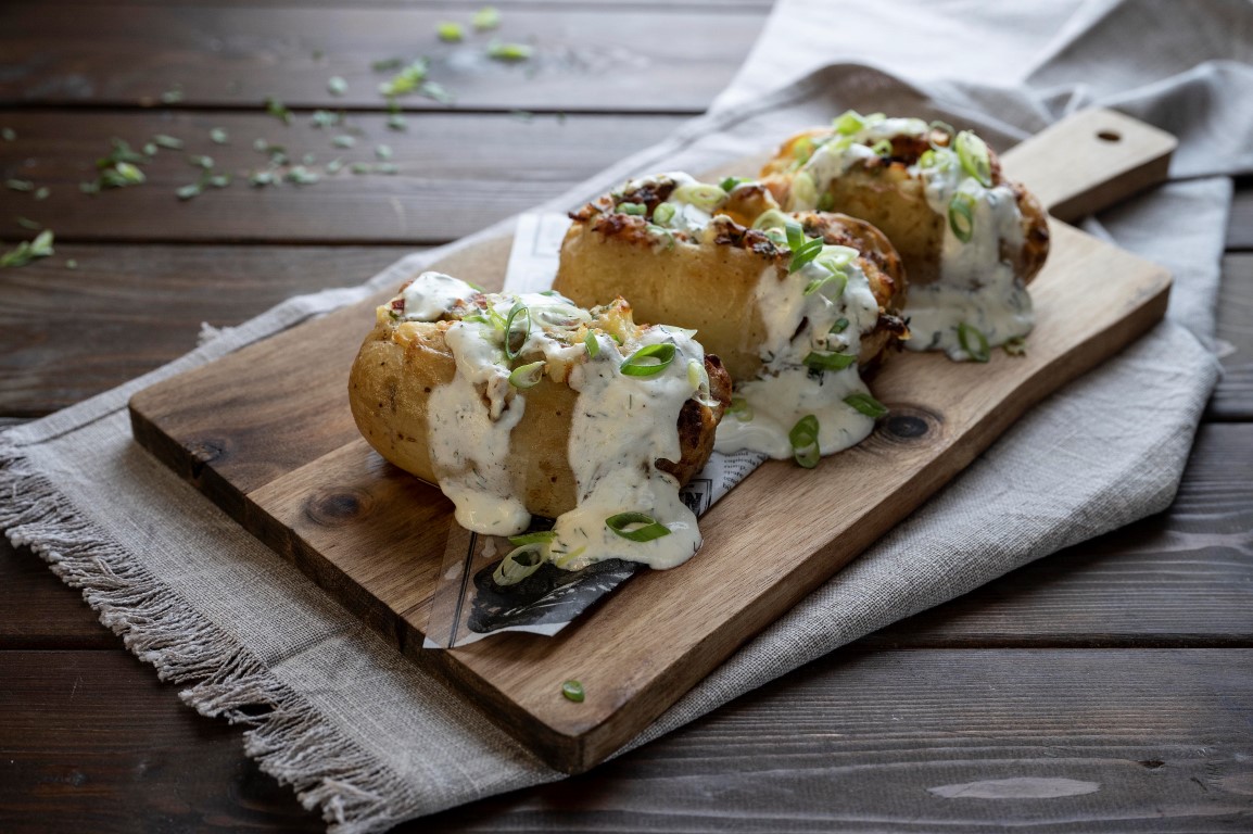 Πατάτες γεμιστές με τυριά, μπέικον και με επικάλυψη από αρωματικό γιαούρτι
